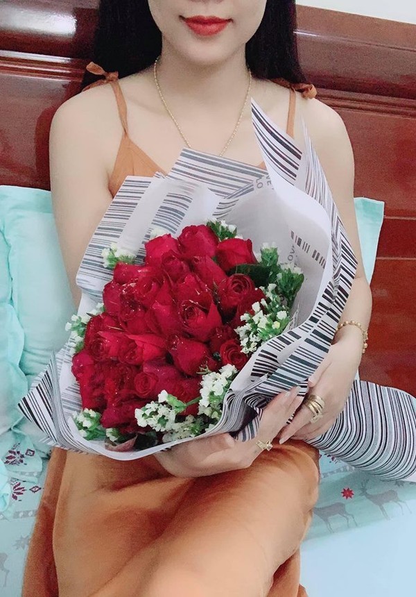 Khoe qua Valentine khung co gai nhan ve phan ung trai chieu-Hinh-2