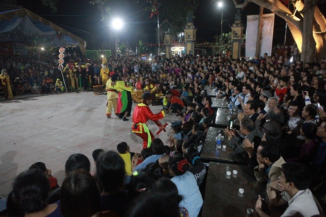 Khoanh khac “Linh tinh tinh phoc” trong ngoi mieu Du Di luc nua dem-Hinh-3