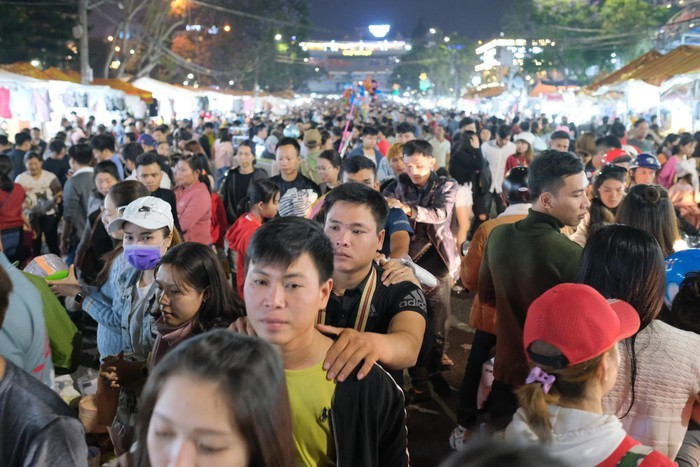 Canh 'nguoi ngam nguoi' o cac diem den noi tieng cua Da Lat-Hinh-11