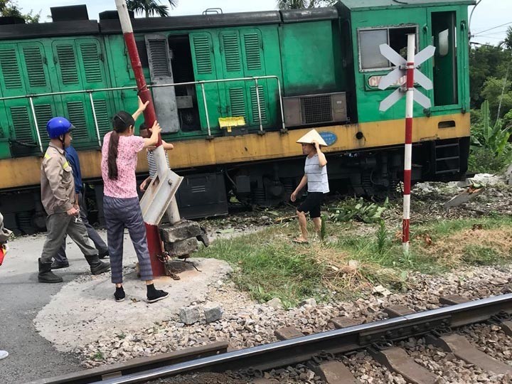 Quang Ninh: Dau tau hoa cho than mat lai lao vao nha dan