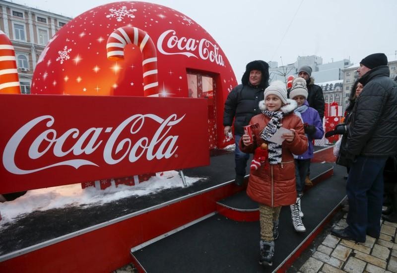 Coca-Cola quang cao phan cam, gay tranh cai: Chuyen khong chi xay ra o Viet Nam-Hinh-9