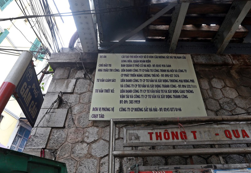 Ha Noi: Vom cau duong sat quay ton kin, hang rong nhech nhac sau thi diem duc thong-Hinh-9
