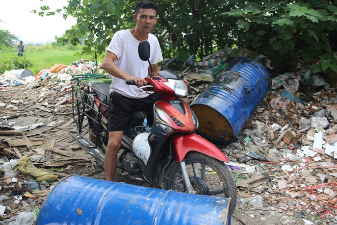 10 thung phuy nghi chat thai cong nghiep tren Dai lo Thang Long-Hinh-7