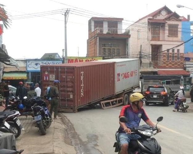 Kinh hoang thung xe container bat ngo lat ngang giua duong