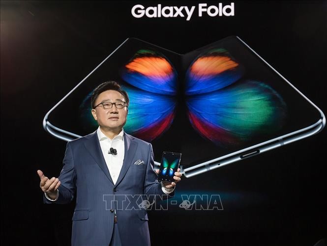 Tung san pham moi: Samsung doi moi, Apple chi nang cap?