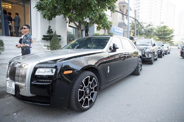 Loa mat dan sieu xe Rolls-Royce, Maybach trong le cuoi Bao Thy-Hinh-3