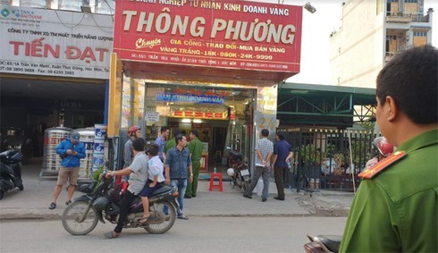 Vu no sung cuop tiem vang o Hoc Mon: 2 ten trom da lay di bao nhieu vang?