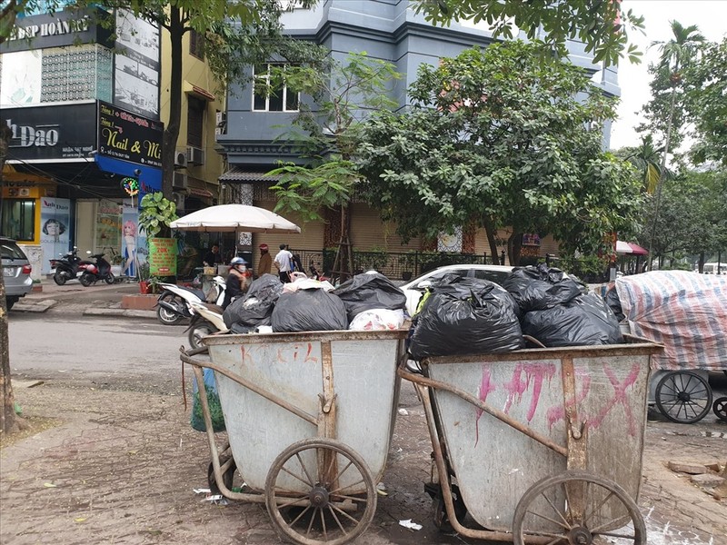 Ha Noi lai ngap ngua rac, cong nhan cang minh thu don-Hinh-15