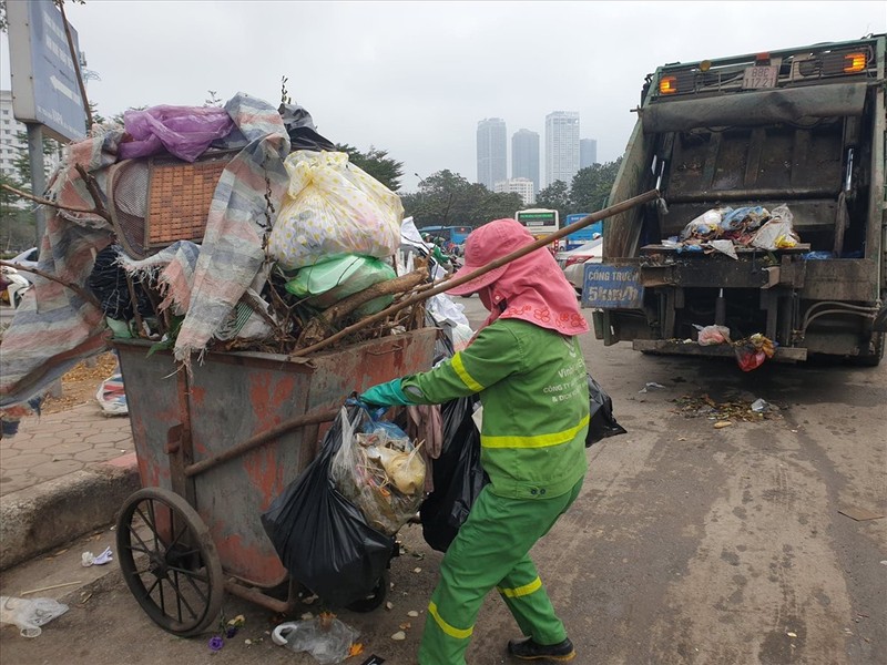 Ha Noi lai ngap ngua rac, cong nhan cang minh thu don-Hinh-8