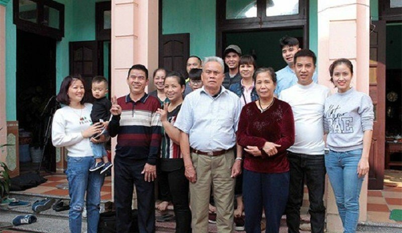 Soi nha dep cua cau thu Duy Manh cau hon ban gai lang man giua pho di bo-Hinh-5