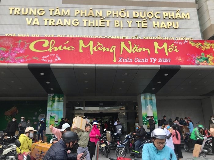 Nguoi nguoi chen nhau mua khau trang o cho thuoc lon nhat mien Bac