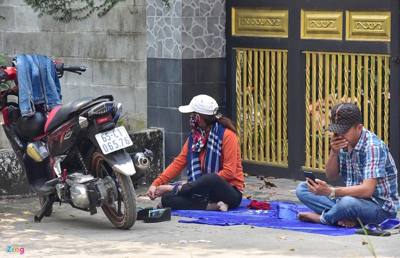 Dua ca nha di xem canh sat vay bat nghi can ban chet 5 nguoi-Hinh-5