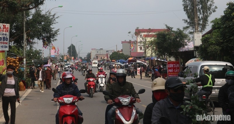 Gia gui xe “tren troi” o cho Vieng