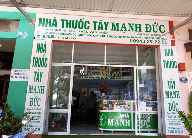 Phat nha thuoc “gam” gan 2000 khau trang van bao het hang