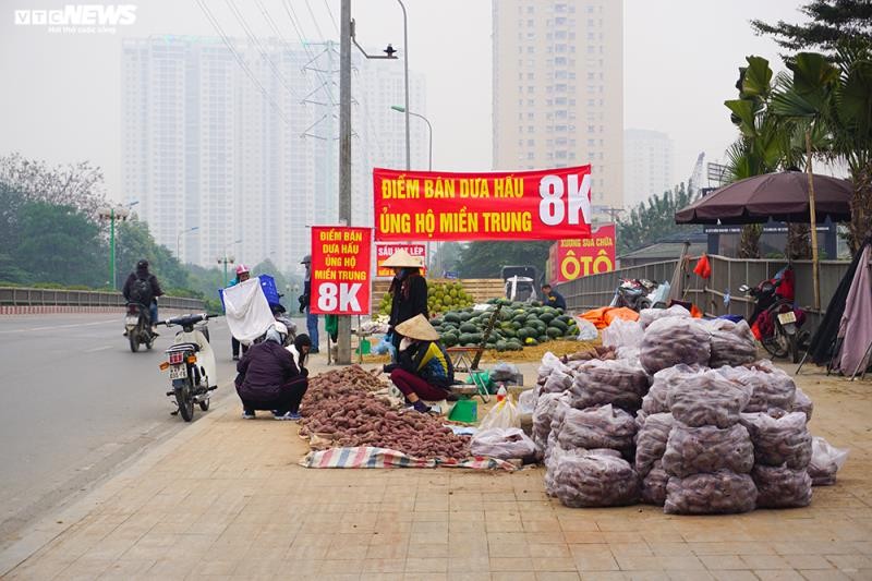 Khoai lang ngon ngang tren via he Ha Noi, cho khach 