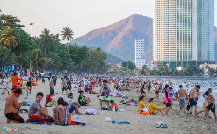 Giua cao diem dich COVID-19, Hang nghin nguoi van tam bien Nha Trang-Hinh-4