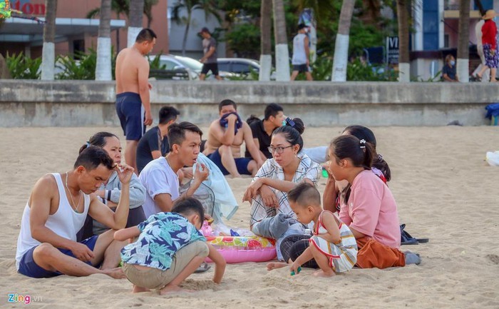 Giua cao diem dich COVID-19, Hang nghin nguoi van tam bien Nha Trang-Hinh-6