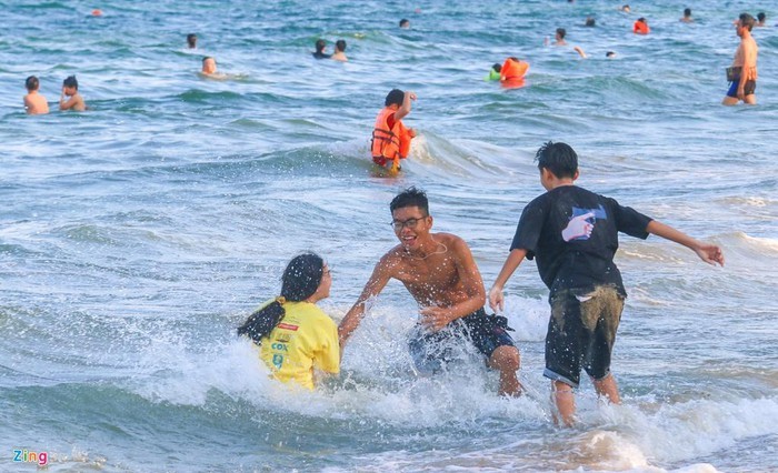 Giua cao diem dich COVID-19, Hang nghin nguoi van tam bien Nha Trang-Hinh-8