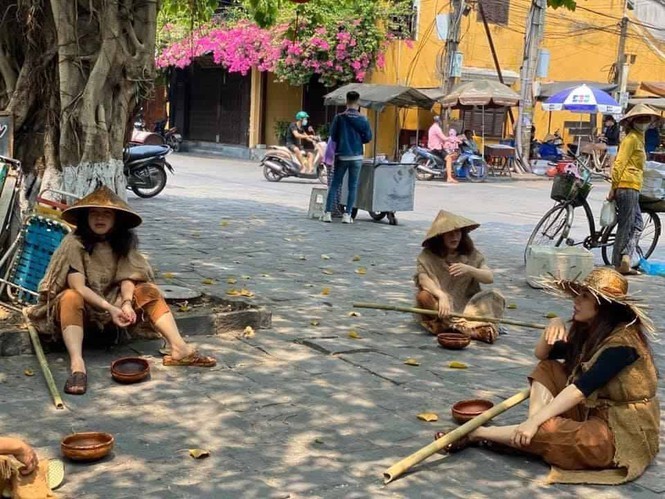 Nhom nguoi dien tro an xin o Hoi An la nguoi nha Phan Van Anh Vu?