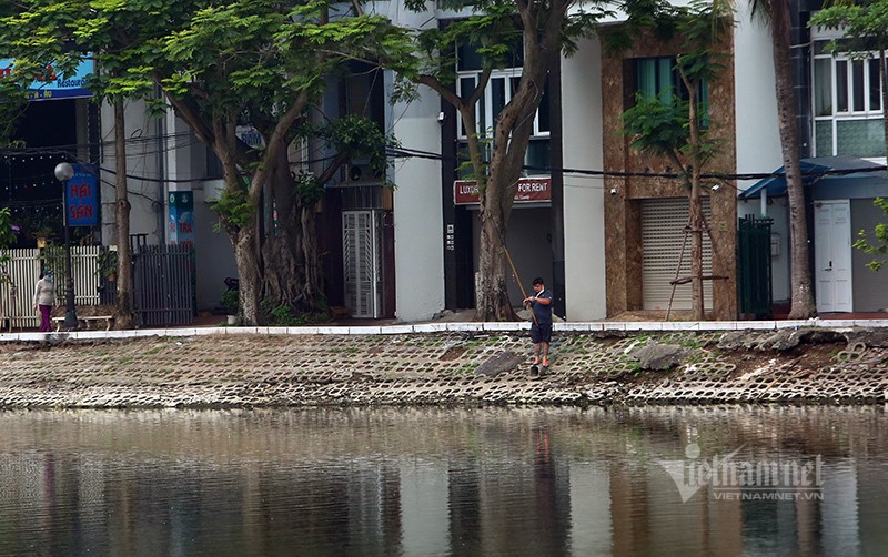 Ly do cac ao ho o Ha Noi dong nguoi bat thuong giua lenh cach ly xa hoi-Hinh-10