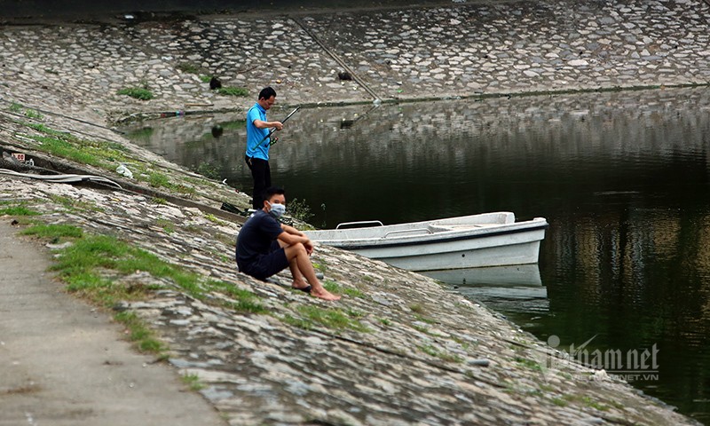 Ly do cac ao ho o Ha Noi dong nguoi bat thuong giua lenh cach ly xa hoi-Hinh-11