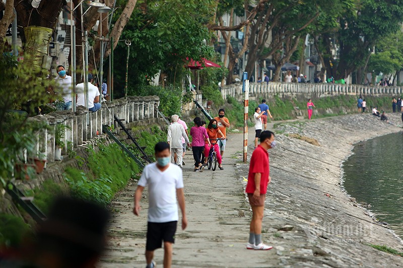 Ly do cac ao ho o Ha Noi dong nguoi bat thuong giua lenh cach ly xa hoi-Hinh-2