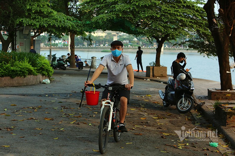 Ly do cac ao ho o Ha Noi dong nguoi bat thuong giua lenh cach ly xa hoi-Hinh-5