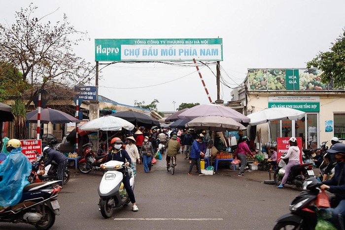 Cho dau moi dong nghit nguoi dan trong ngay thu 12 thuc hien cach ly xa hoi