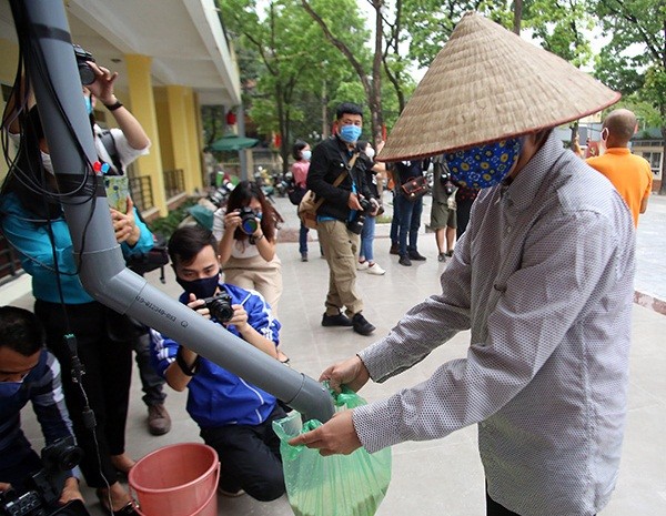 Dai gia nao dung sau nhung cay ATM gao mien phi o Thu do?