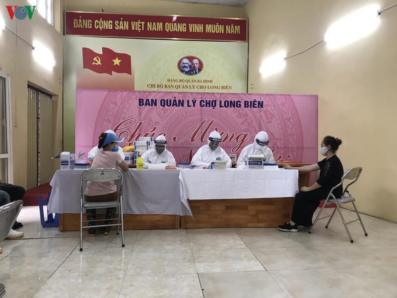 Anh: Ha Noi xet nghiem nhanh COVID-19 tai cac cho dau moi-Hinh-6