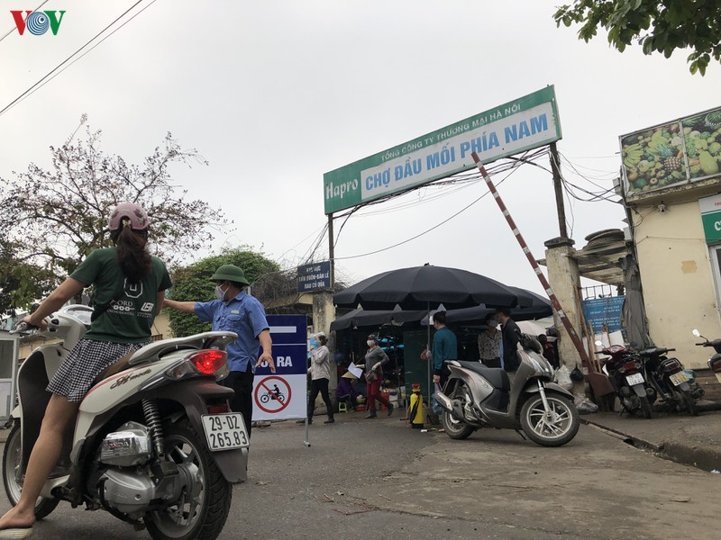 Anh: Ha Noi xet nghiem nhanh COVID-19 tai cac cho dau moi-Hinh-8