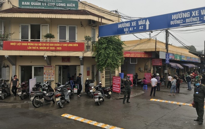 Anh: Ha Noi xet nghiem nhanh COVID-19 tai cac cho dau moi