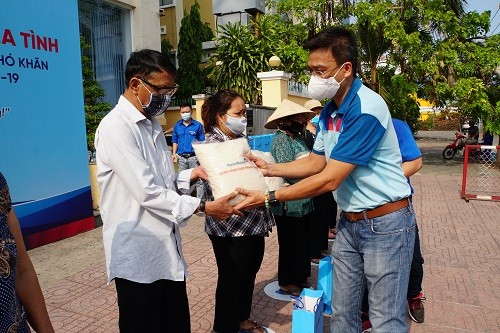 “Ngan hang gao nghia tinh” cua VietinBank den voi nguoi ngheo TP. HCM-Hinh-3