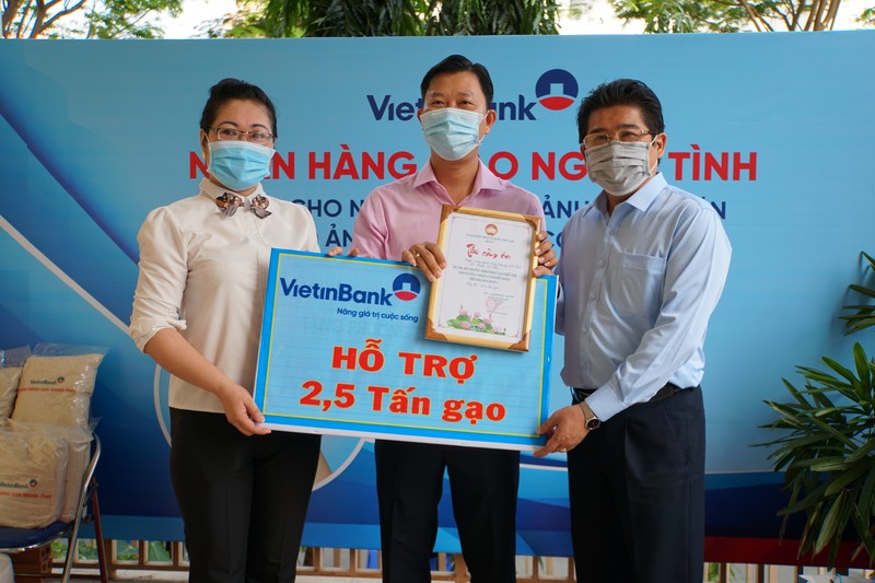 “Ngan hang gao nghia tinh” cua VietinBank den voi nguoi ngheo TP. HCM