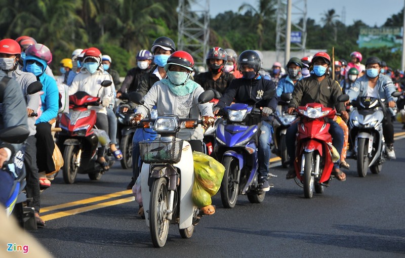 Duong tu mien Tay len TP.HCM ket cung, tai xe ngu gat giua dong xe-Hinh-7