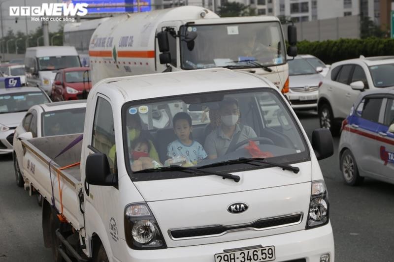 Tac dai hang km o cao toc Phap Van, khach met moi cho xuong xe-Hinh-4