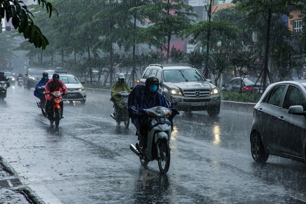 Ha Noi ngay nang, chieu toi va dem co mua rao va dong