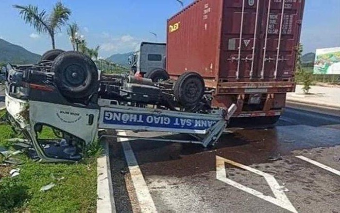 Container dam lat xe canh sat giao thong, hai chien si bi thuong