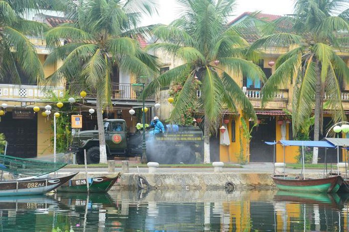 Quan doi phun hoa chat khu khuan Hoi An va 4 huyen thi o Quang Nam-Hinh-4