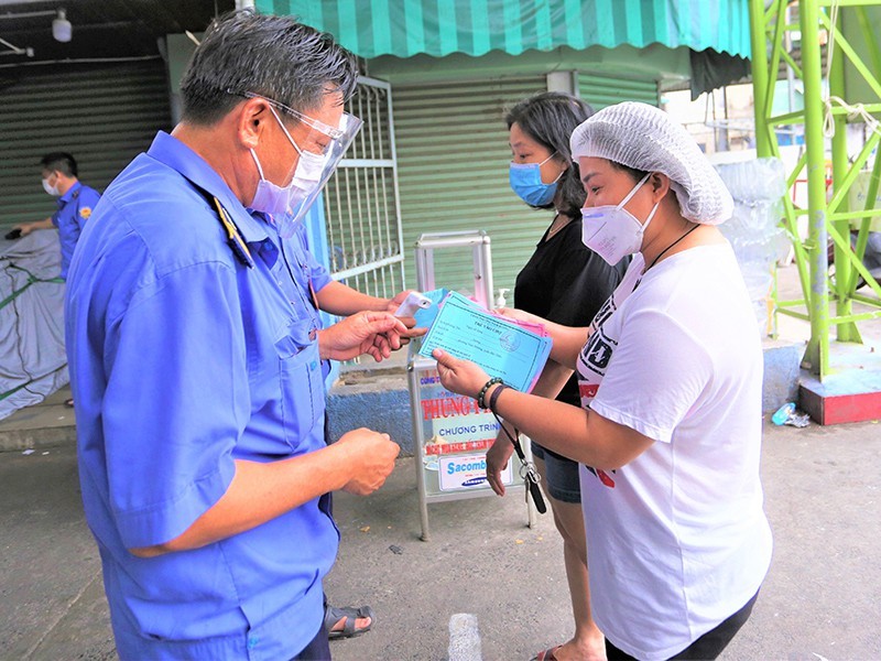 Da Nang kiem soat nguoi di cho bang phieu vao cho