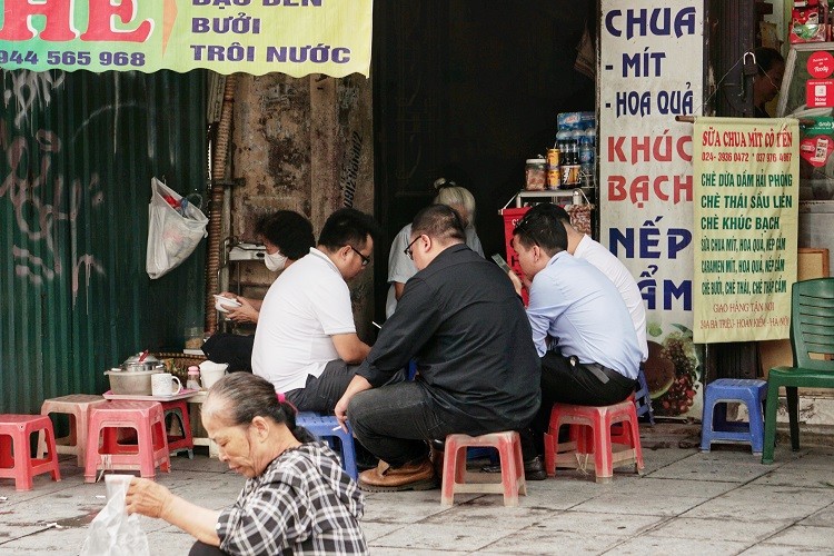 Ap dung chi thi “nong” gian cach phong Covid-19: Canh tuong hang quan tai Ha Noi-Hinh-2