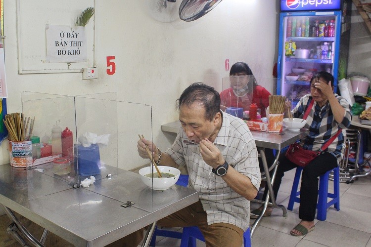 Ap dung chi thi “nong” gian cach phong Covid-19: Canh tuong hang quan tai Ha Noi-Hinh-7