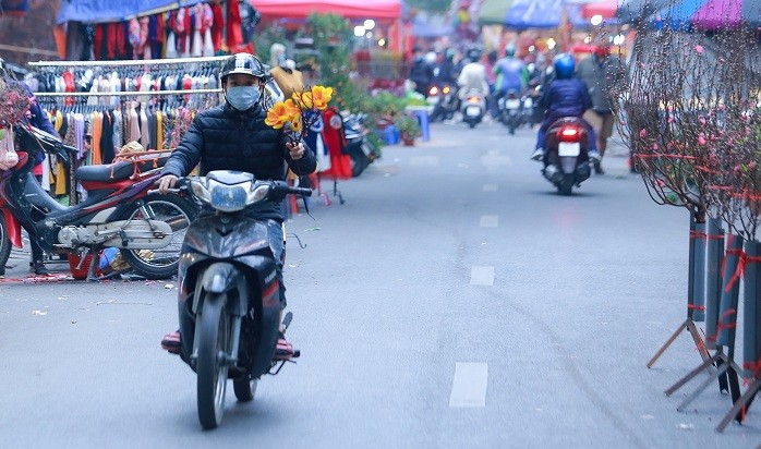 Cho hoa Tet Tan Suu vang bong nguoi mua