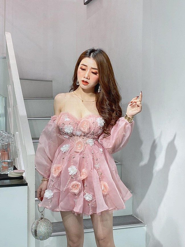 Hai co chu shop gay “nao loan” Ban muon hen ho vi qua xinh dep, goi cam-Hinh-14