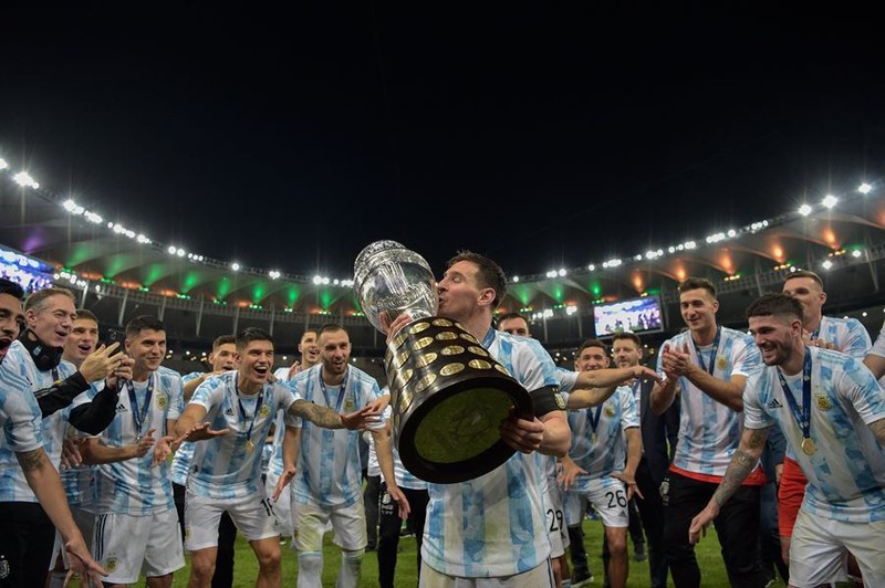 Khoanh khac lich su: Messi nang cao Cup vo dich Copa America-Hinh-2
