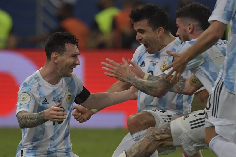 Khoanh khac lich su: Messi nang cao Cup vo dich Copa America-Hinh-5