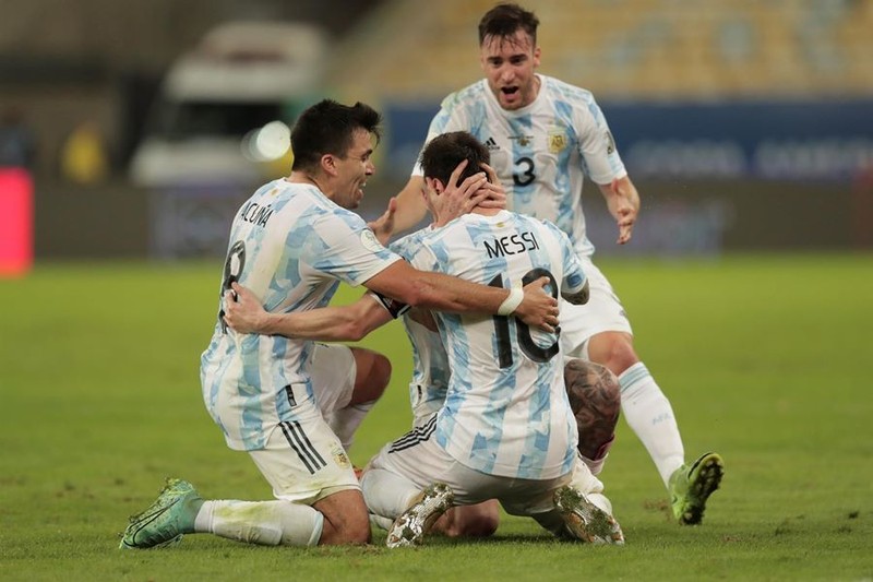 Khoanh khac lich su: Messi nang cao Cup vo dich Copa America-Hinh-6