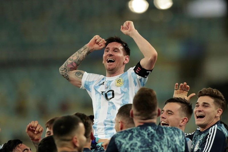 Khoanh khac lich su: Messi nang cao Cup vo dich Copa America-Hinh-7