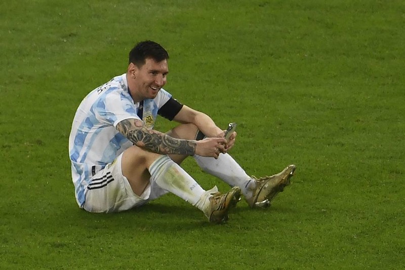 Khoanh khac lich su: Messi nang cao Cup vo dich Copa America-Hinh-8