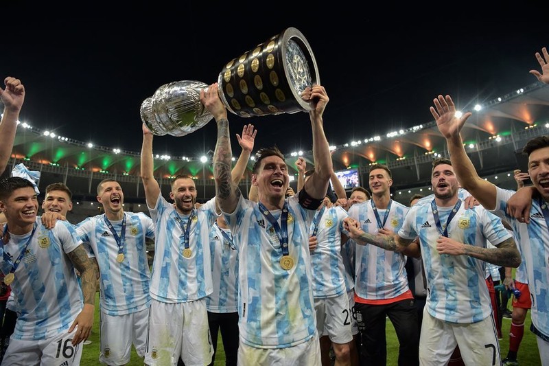 Khoanh khac lich su: Messi nang cao Cup vo dich Copa America